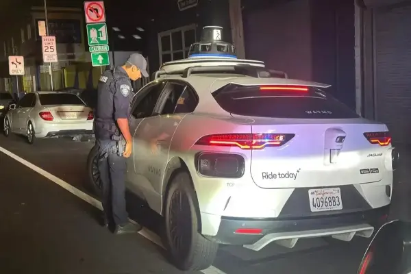 Cảnh sát đã chặn một chiếc robotaxi trống vì vi phạm luật giao thông. Chuyện gì đã xảy ra tiếp theo?